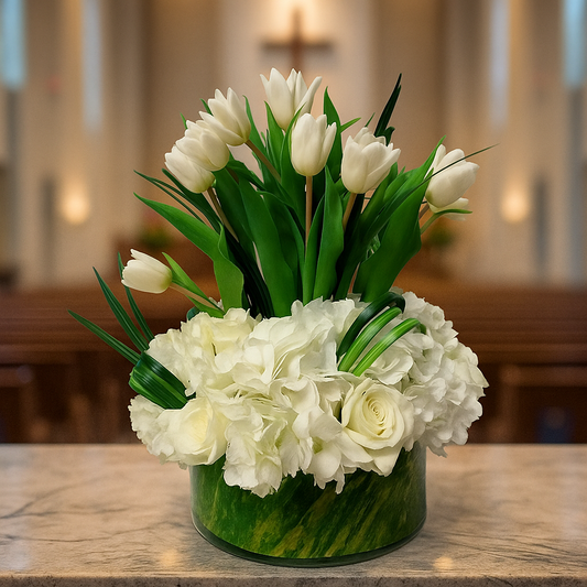 Serene Elegancia: Tulipas y Rosas para el Recuerdo